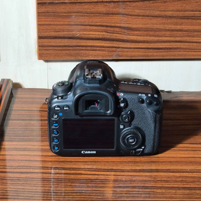 دوربین دست دوم عکاسی کانن Canon EOS 70D Kit 18-135mm f/3.5-5.6 IS STM (16000 شات)