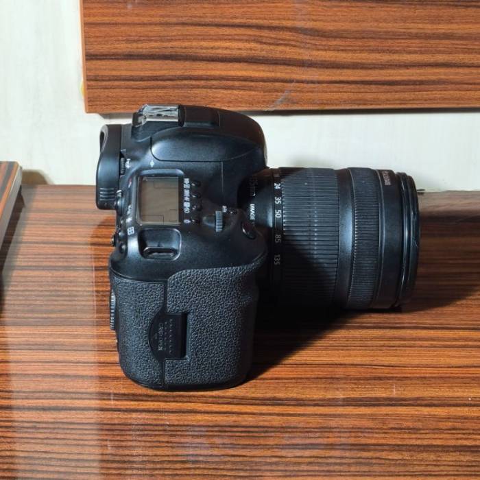 دوربین دست دوم عکاسی کانن Canon EOS 70D Kit 18-135mm f/3.5-5.6 IS STM (16000 شات)