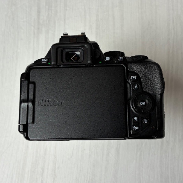 دوربین دست دوم نیکون Nikon D5600 Kit 18-55mm f/3.5-5.6G VR (26000 شات)
