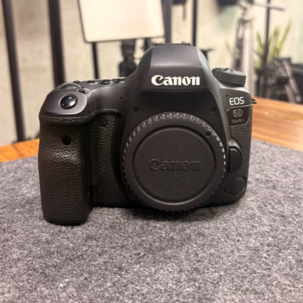 دوربین دست دوم کانن Canon EOS 6D Mark II DSLR Camera Body (23/000 شات)