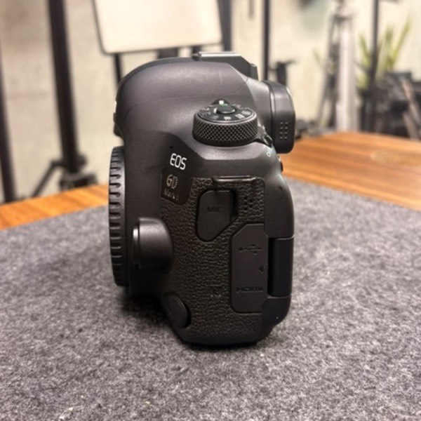 دوربین دست دوم کانن Canon EOS 6D Mark II DSLR Camera Body (23/000 شات)