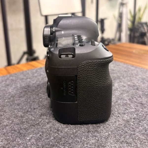 دوربین دست دوم کانن Canon EOS 6D Mark II DSLR Camera Body (23/000 شات)