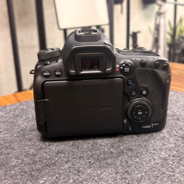 دوربین دست دوم کانن Canon EOS 6D Mark II DSLR Camera Body (23/000 شات)