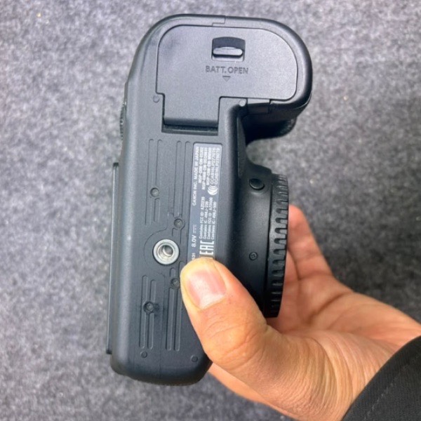 دوربین دست دوم کانن Canon EOS 6D Mark II DSLR Camera Body (23/000 شات)