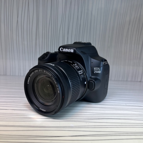 دوربین دست دوم کانن canon 250d kit 18-55 is stm (1000 شات)