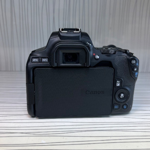 دوربین دست دوم کانن canon 250d kit 18-55 is stm (1000 شات)