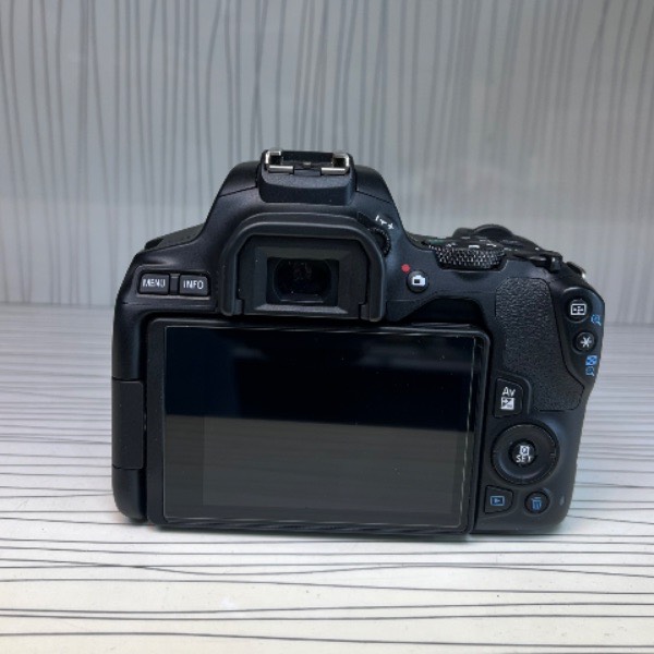 دوربین دست دوم کانن canon 250d kit 18-55 is stm (1000 شات)