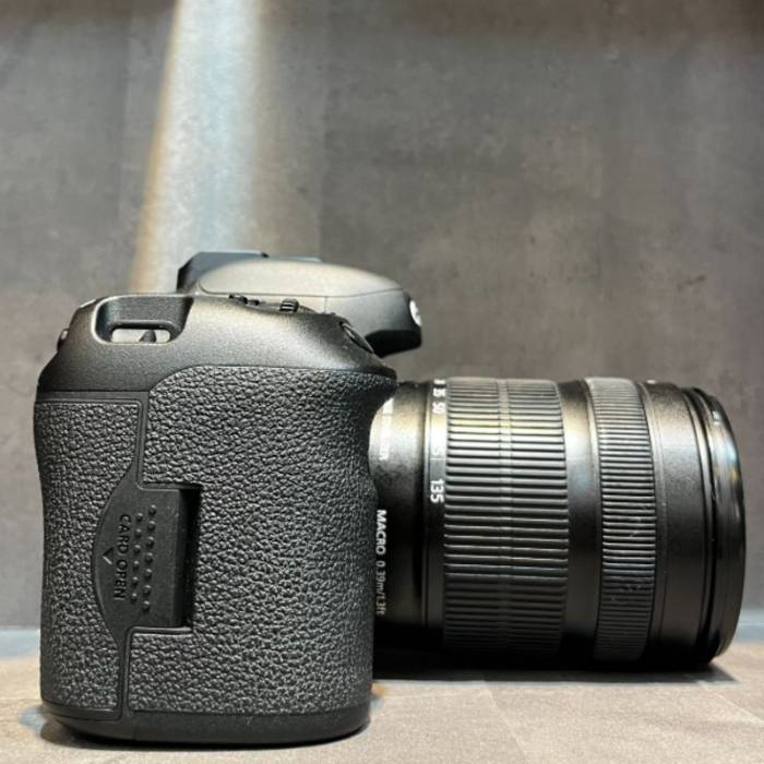 دوربین دست دوم دوربین عکاسی کانن Canon EOS 7D Mark II Kit 18-135mm f/3.5-5.6 IS STM (2000 شات)