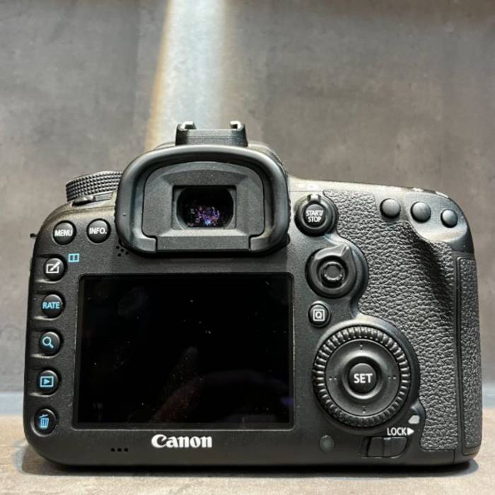 دوربین دست دوم دوربین عکاسی کانن Canon EOS 7D Mark II Kit 18-135mm f/3.5-5.6 IS STM (2000 شات)
