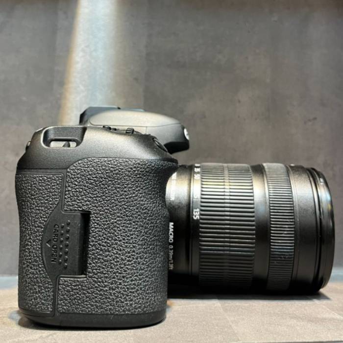 دوربین دست دوم دوربین عکاسی کانن Canon EOS 7D Mark II Kit 18-135mm f/3.5-5.6 IS STM (2000 شات)