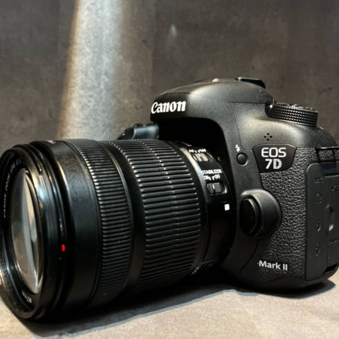 دوربین دست دوم دوربین عکاسی کانن Canon EOS 7D Mark II Kit 18-135mm f/3.5-5.6 IS STM (2000 شات)