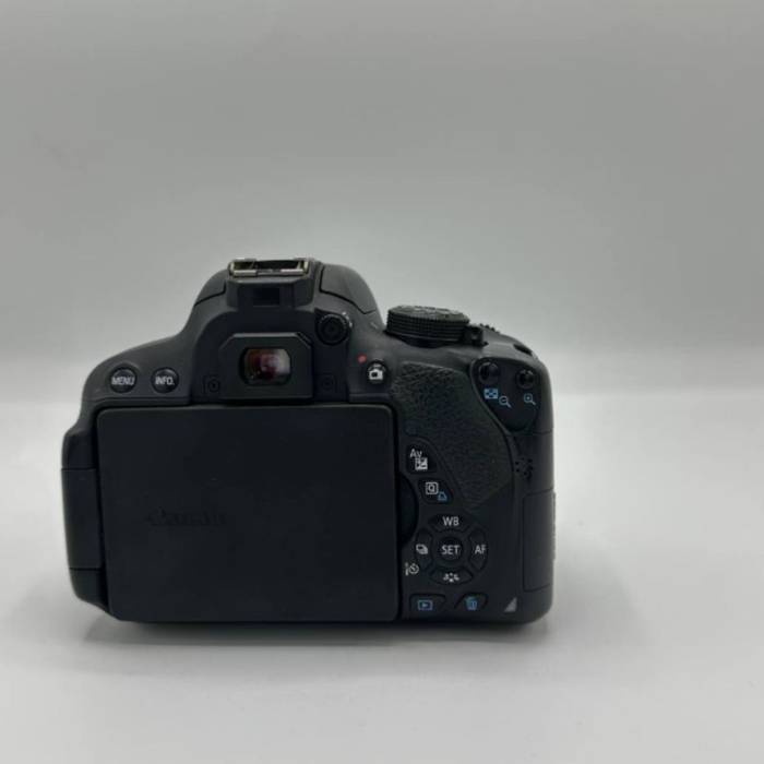 دوربین دست دوم کانن Canon EOS 700D Kit 18-55mm f/3.5-5.6 IS ii (3000 شات)