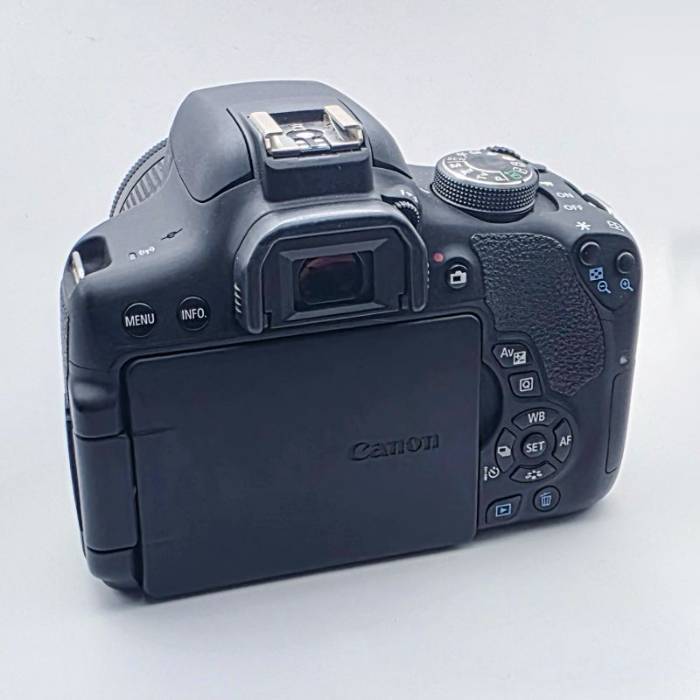 دوربین دست دوم کانن Canon EOS 750D Kit 18-55mm f/3.5-5.6 IS STM (8000 شات)