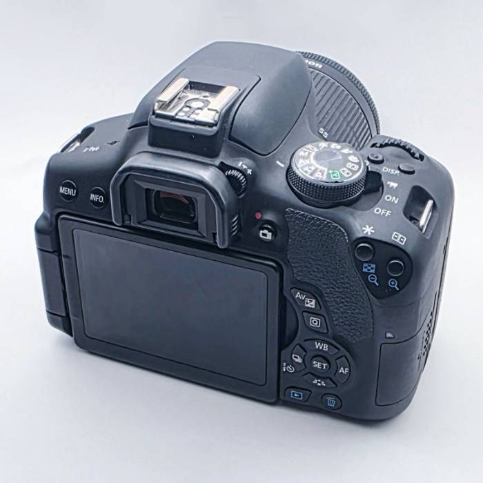دوربین دست دوم کانن Canon EOS 750D Kit 18-55mm f/3.5-5.6 IS STM (8000 شات)