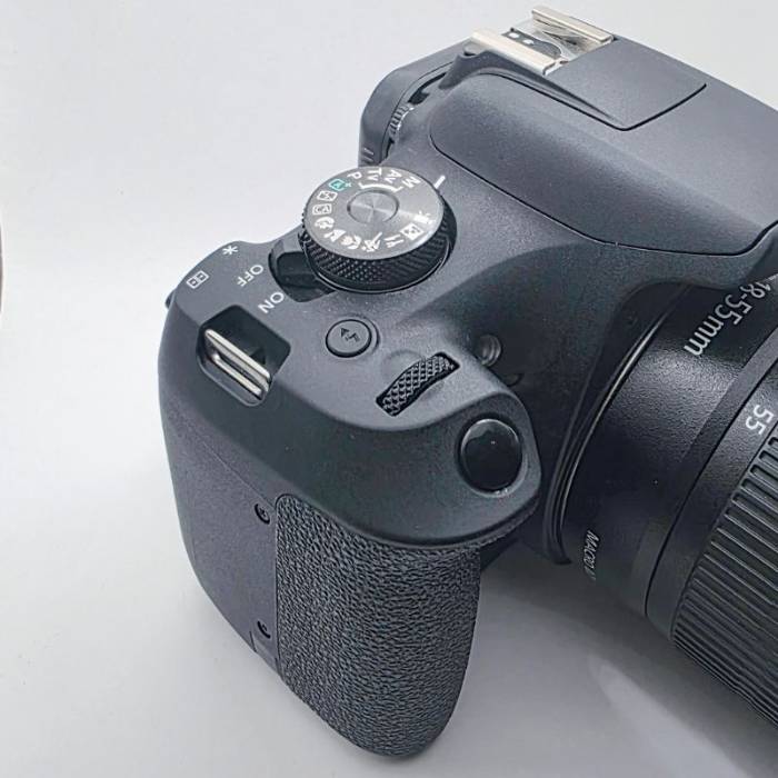 دوربین دست دوم کانن Canon EOS 2000D kit EF-S 18-55mm III (4800 شات)