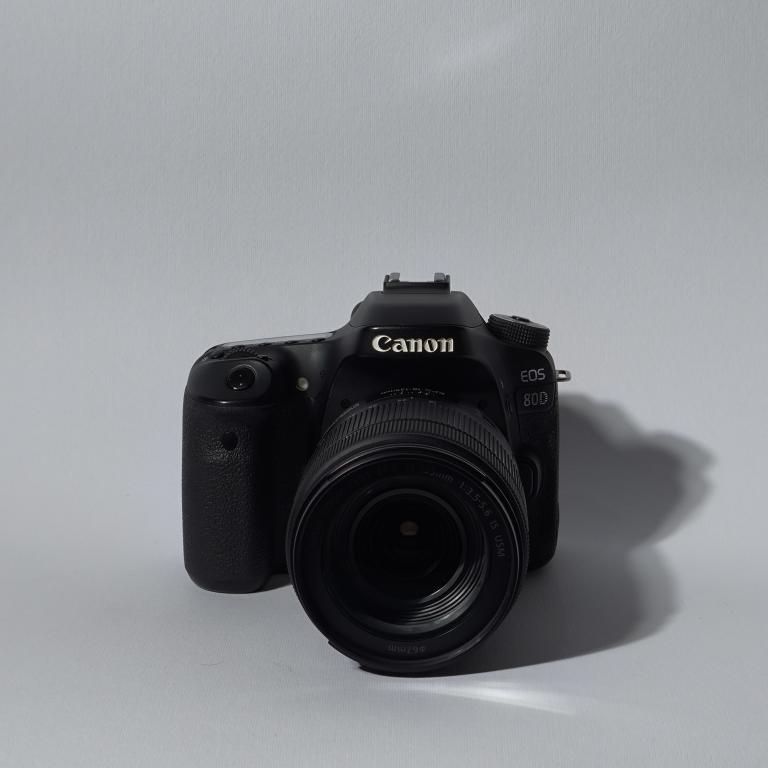 دوربین عکاسی دست دوم کانن Canon EOS 80D Kit 18-135mm f/3.5-5.6 IS USM(9000 شات)
