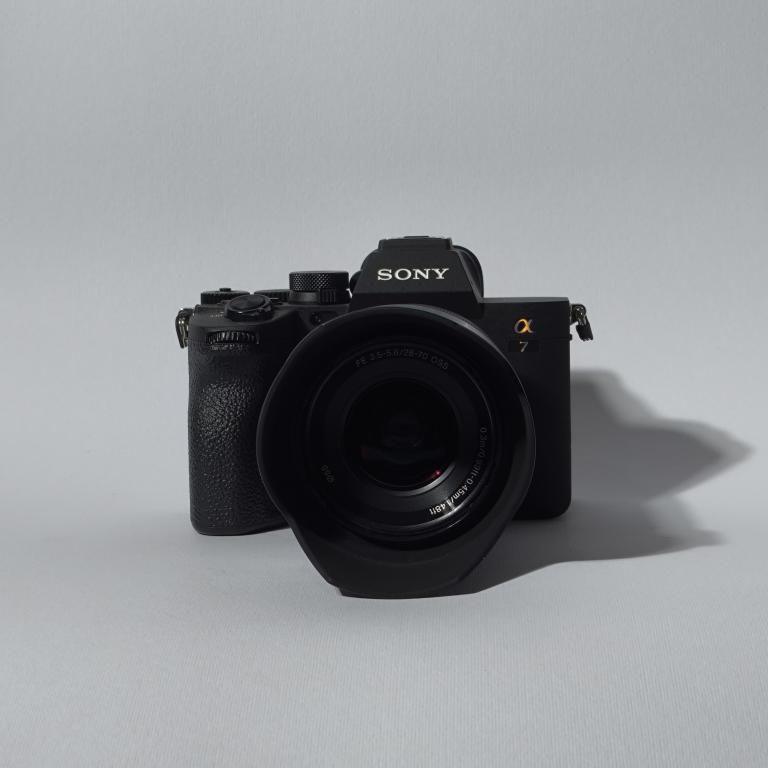 دوربین دست دوم سونی Sony Alpha a7 IV Mirrorless Camera Kit FE 28-70mm f/3.5-5.6 OSS (2800 شات)
