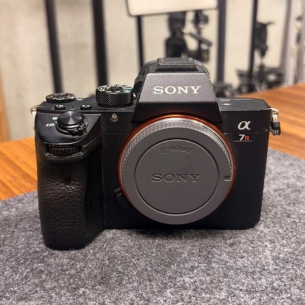 دوربین دست دوم سونی Sony a7R IIIA Mirrorless Camera (135/000 شات)