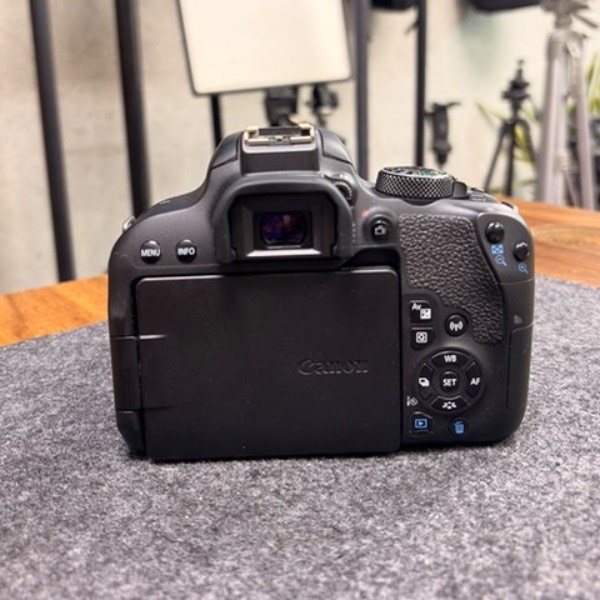 دوربین عکاسی دست دوم کانن Canon EOS 800D Kit 18-55mm f/4-5.6 IS STM (26/000 شات)