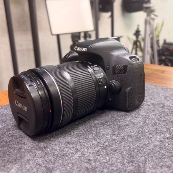 دوربین عکاسی دست دوم Canon eos 800D kit 18-135 stm (26/000 شات)