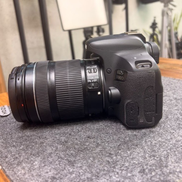 دوربین عکاسی دست دوم Canon eos 800D kit 18-135 stm (26/000 شات)