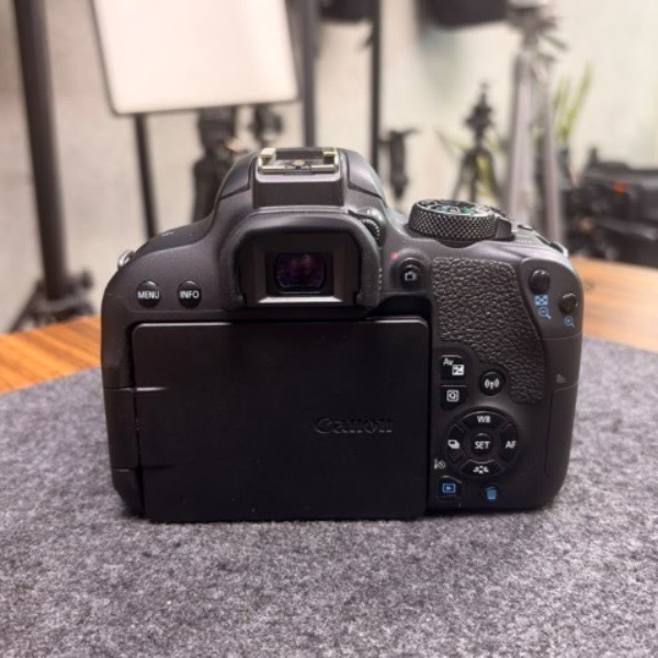 دوربین عکاسی دست دوم Canon eos 800D kit 18-135 stm (26/000 شات)