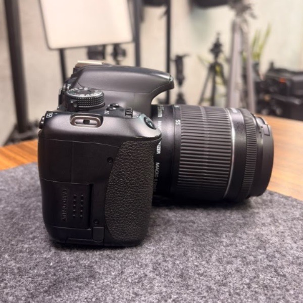 دوربین دست دوم کانن Canon 600D kit 18-55 dc iii(18/500 شات)