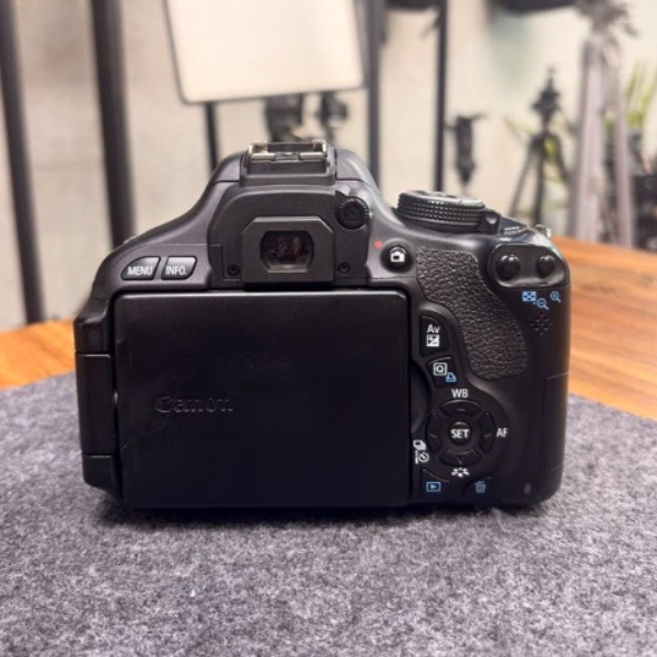 دوربین دست دوم کانن Canon 600D kit 18-55 dc iii(18/500 شات)