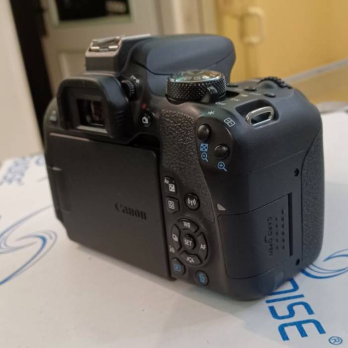 دوربین دست دوم کاننCanon EOS 800D Kit 18-55mm f/4-5.6 IS STM(12444 شات)