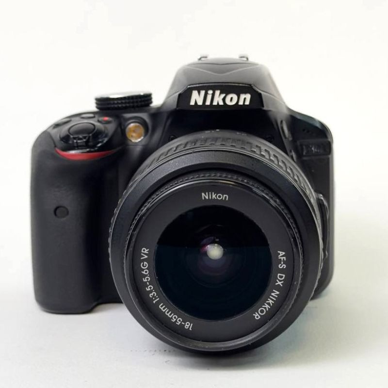 دوربین نیکون Nikon D3400 دست دوم حسگر CMOS با رزولوشن ۲۴٫۴ مگاپیکسلی و بدون فیلتر LowPass استفاده شده.تعداد ۱۱ نقطه فوکوس با یک نقطه کراس دارد.