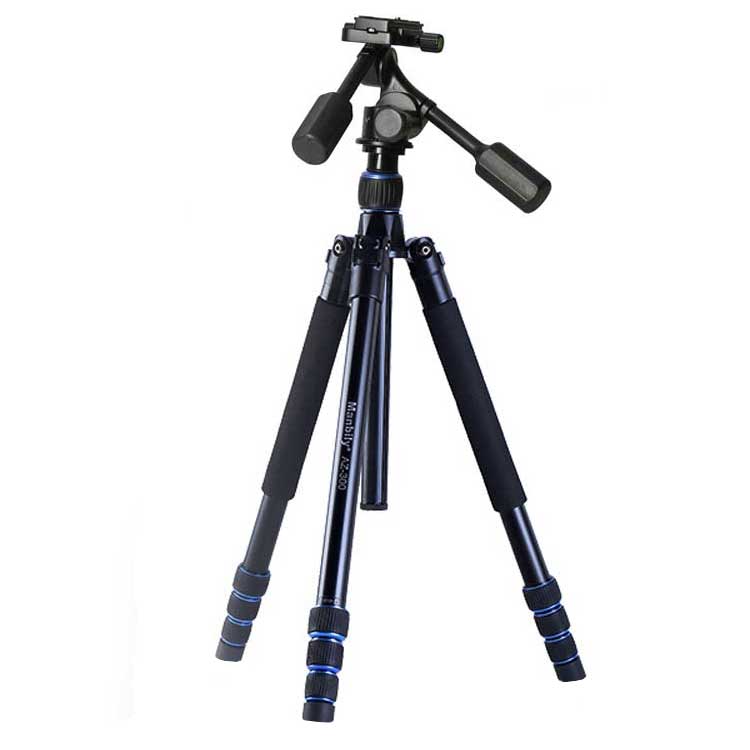 سه پایه مانبیلی AZ-611 VH-60 Tripod ساخت شرکت مانبیلی بوده و از جنس آلومینیوم میباشد. وزن این سهپایه 1890 گرم بوده و تا 15 کیلوگرم وزن را تحمل میکند.