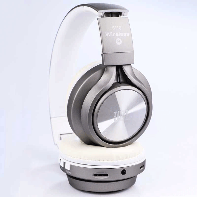 هدفون JBL S110A Silver دارای گوشی هایی با ابعاد مناسب و اندازه ی مطلوبی است که هنگام استفاده گوش شما را می پوشانند و باعث هرچه بهتر شنیده شدن موسیقی می شوند