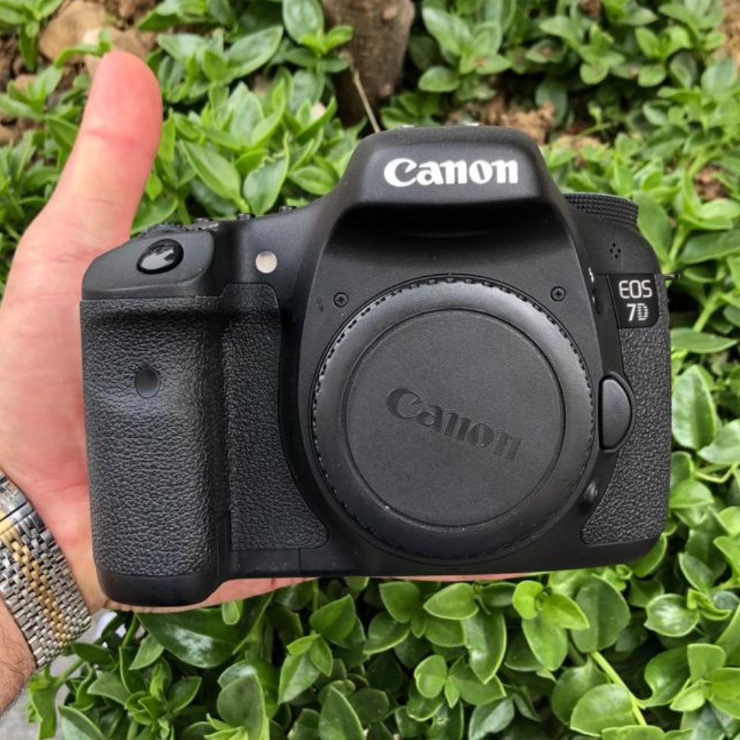دوربین عکاسی Canon 7D دست دوم که با سیستم GPS،اطلاعات مکان عکسبرداری ذخیره میشود.بررسی آشنایی بیشتر دوربین عکاسی Canon 7D دست دوم در نورنگار.