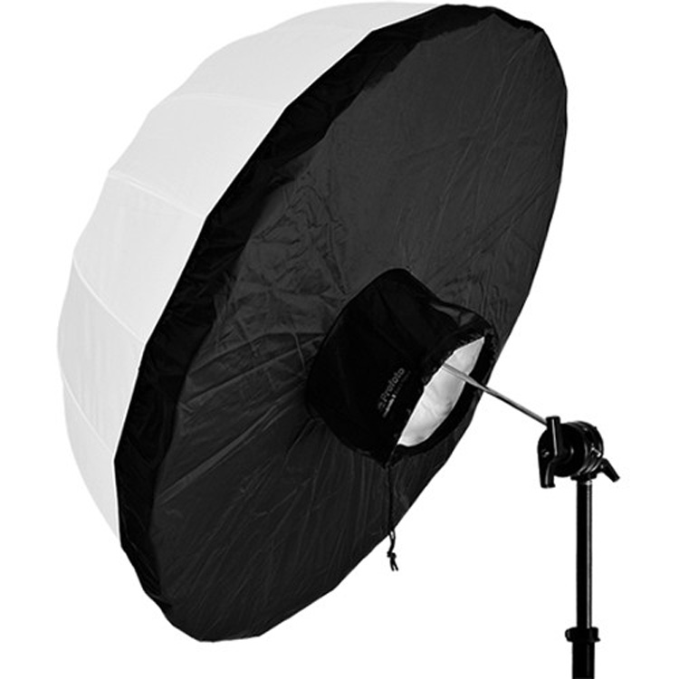 این شیپور خورشید ماهانه از Profoto Umbrella S backpanel در مقابل یک چتر سفید یا نقره قرار می گیرد تا آن را به یک جعبه نرم افزاری تبدیل کند.