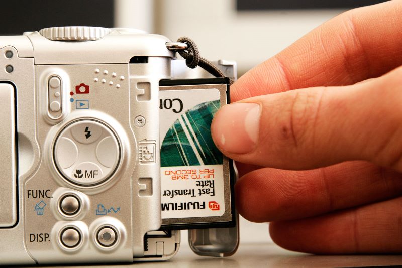 جای کارت دوربین و باطری را چک کنید