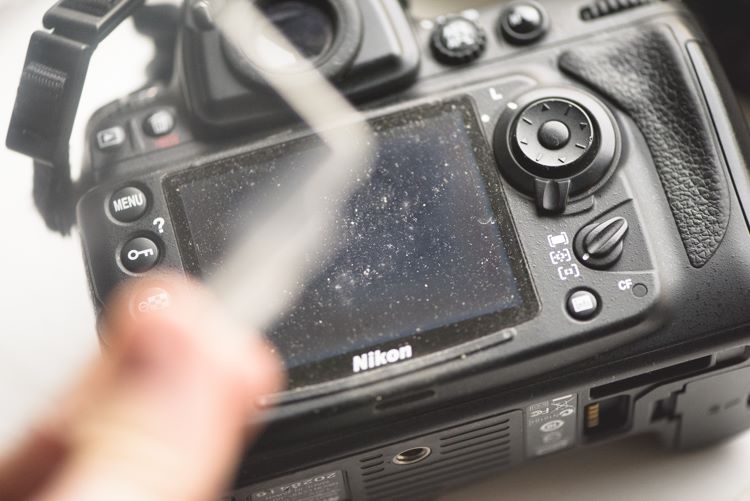 منظرهیاب و نمایشگر دوربین را بررسی کنید