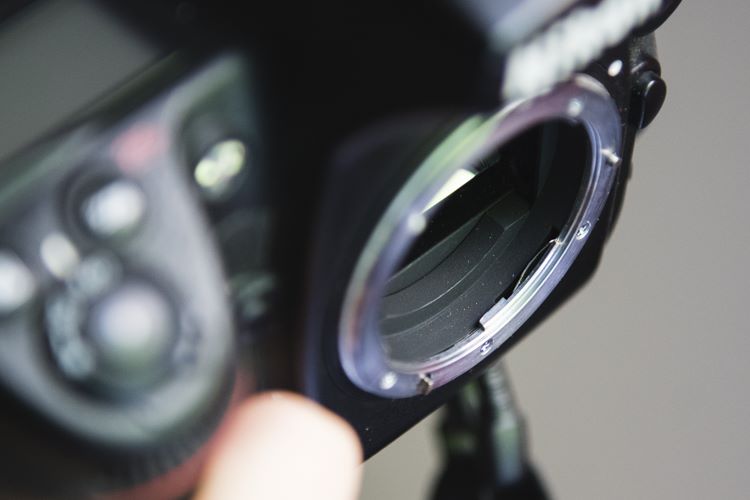 مانت دوربین را بررسی کنید