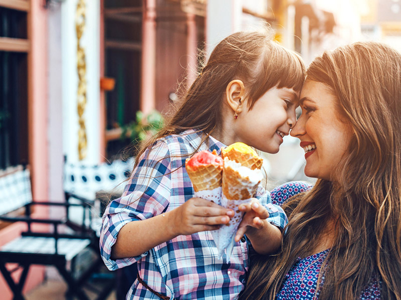 عکاسی از مادر و دختر در حال بستنی خوردن