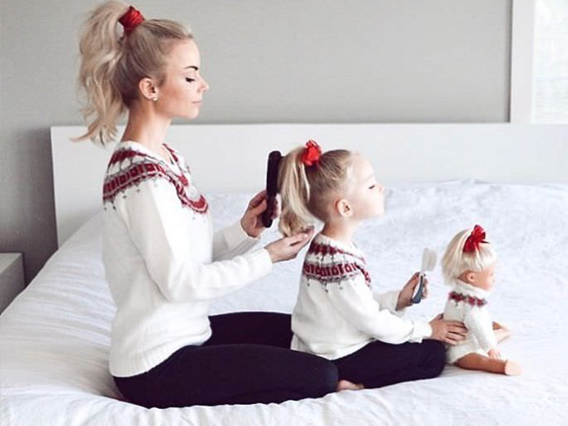 ژست عکس مادر و دختری در اتاقخواب