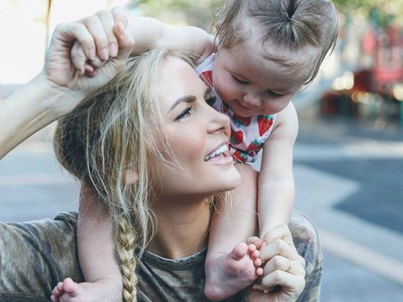 قرارگرفتن روی شانههای مادر