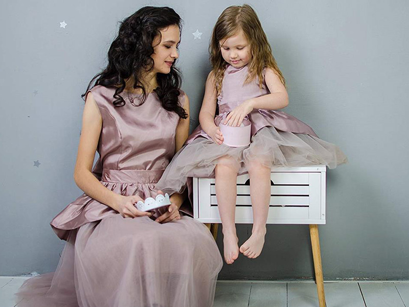 عکس با لباس ست مادر و دختر