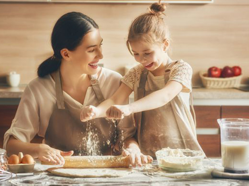 ژست عکس مادر و دختر در حال آشپزی