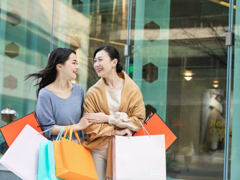 عکس هنگام خرید مادر دختری