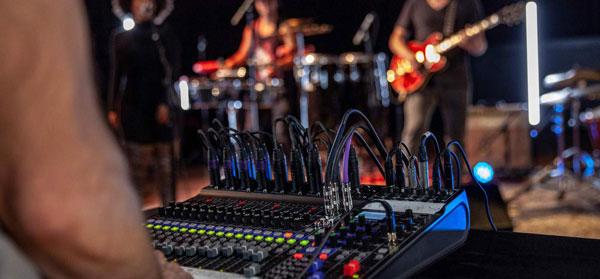 بهترین میکسر صدا : Zoom LiveTrak L-12 Digital Mixer