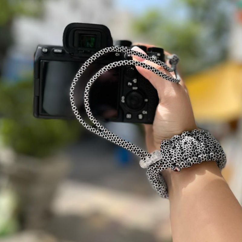 تحویل سریع | مشخصات فنی + خرید بند دوربین مچی سفید مشکی طرح پوست ماری Carpal strap | مشاوره رایگان و تخصصی 0217356 | نورنگار