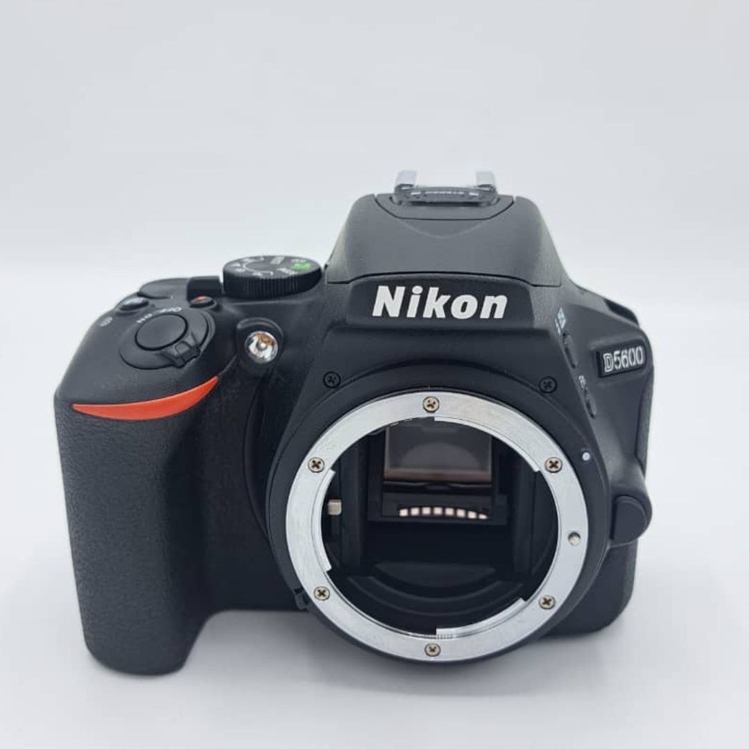 دوربین عکاسی نیکون دست دوم Nikon D5600 Kit 18-55mm f/3.5-5.6G VR(شات 3300)