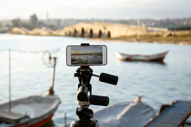 فیلمبرداری موبایل با سه پایه