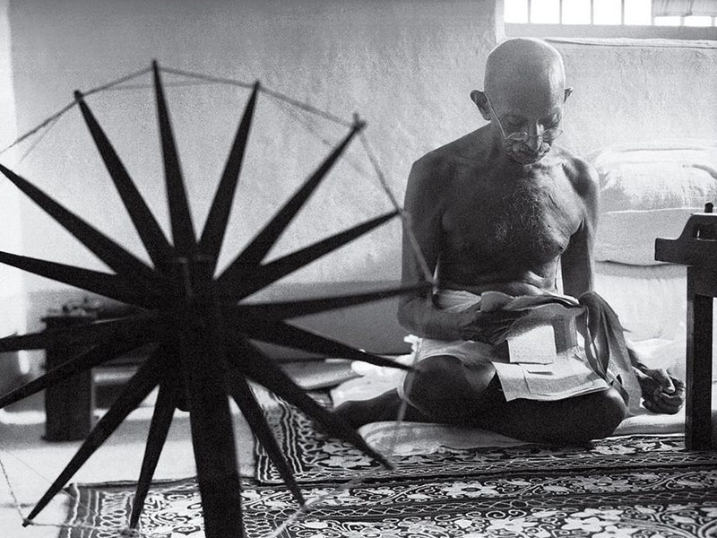 تصویر 12: گاندی و چرخ نخ‌ریسی، مارگارت بورک وایت، 1946