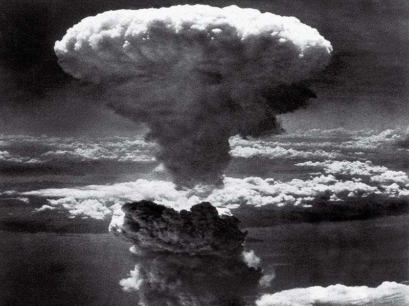 تصویر 7: ابر قارچی بر فراز ناکازاکی، ستوان چارلز لوی، 1945
