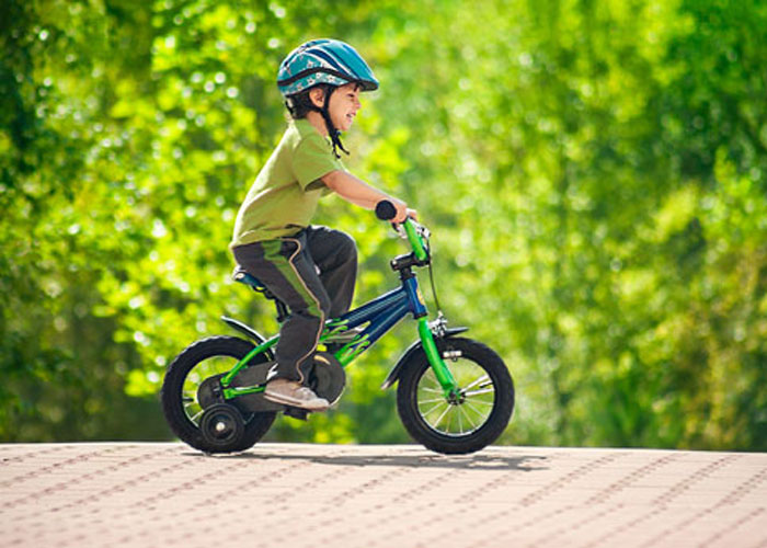 ژست عکس کودک پسر با دوچرخه
